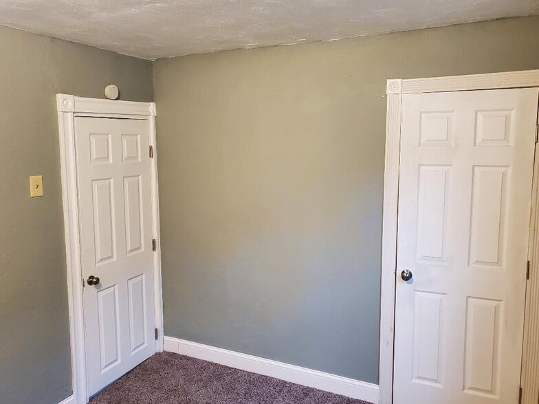 Building Photo - 548 Railroad St