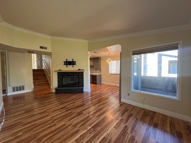Building Photo - Modern & Renovated 2 Bed | 2 Bath Condo