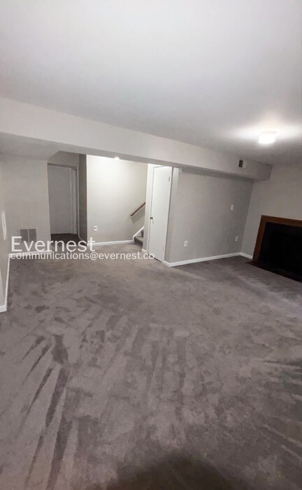 Building Photo - 3 Bed/3.5 Bath Townhome with Fenced Yard / Available Now!