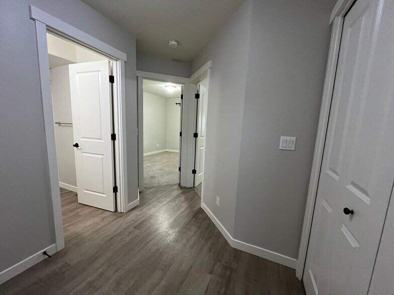 Building Photo - 607 W 1st St