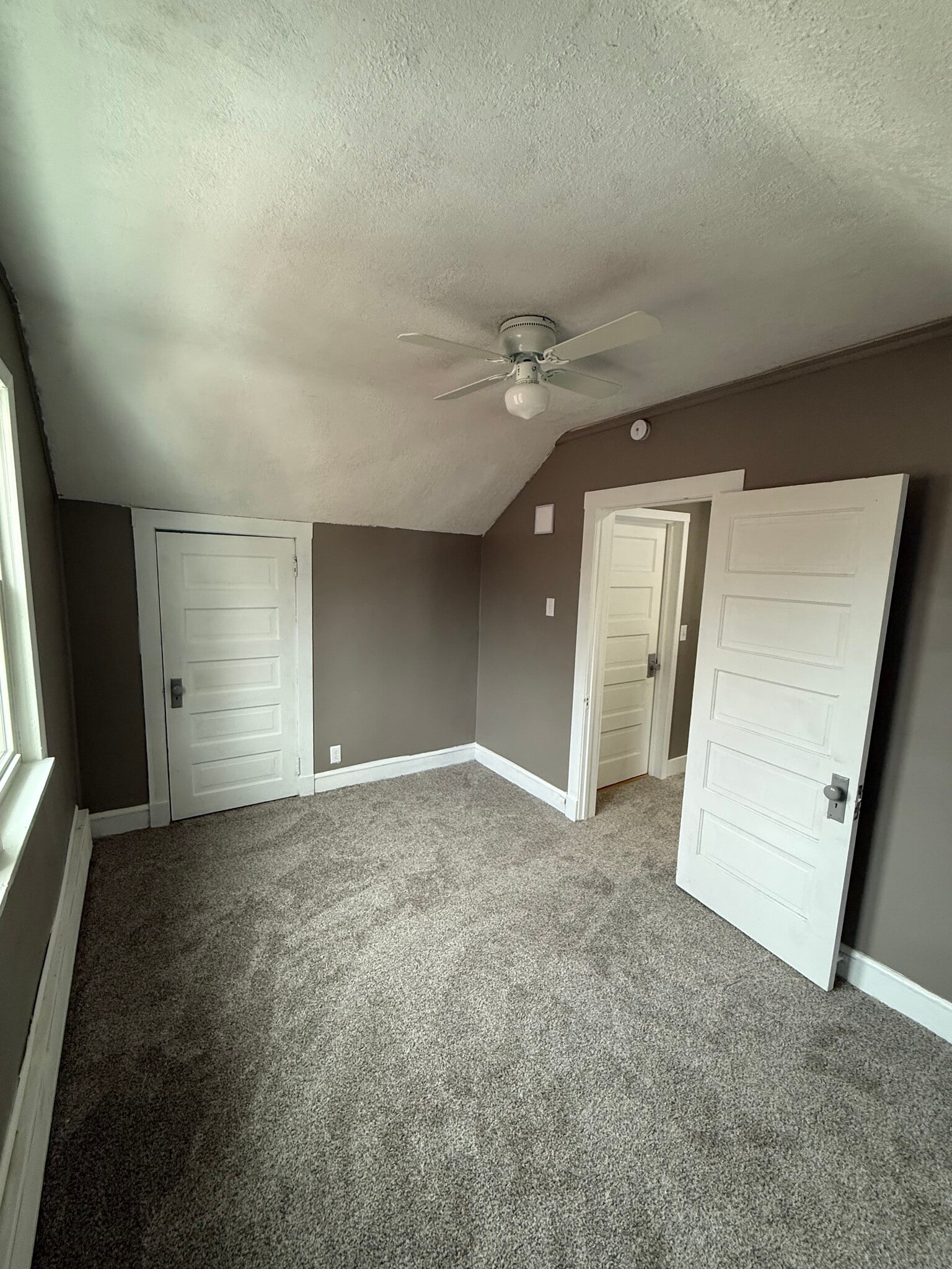 Building Photo - 4333 W 8th St