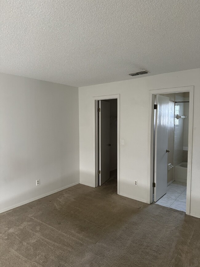 Building Photo - 2 Bedroom, 2 Bathroom Condo For Rent.