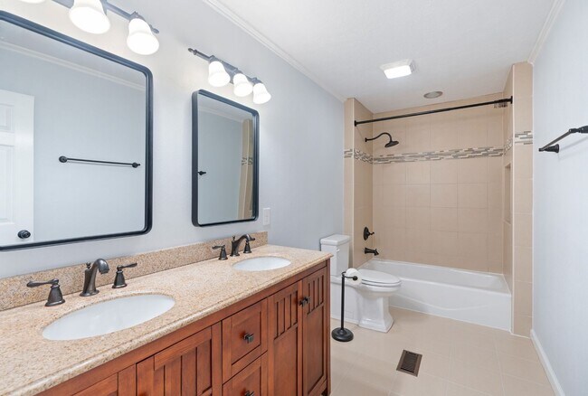 Building Photo - 3 Bedroom Contemporary Carolina Trace Home...