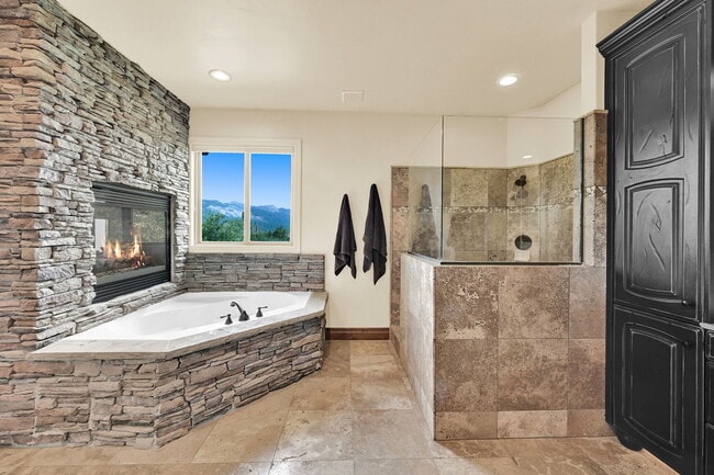 Building Photo - 3573 N Elkview Dr