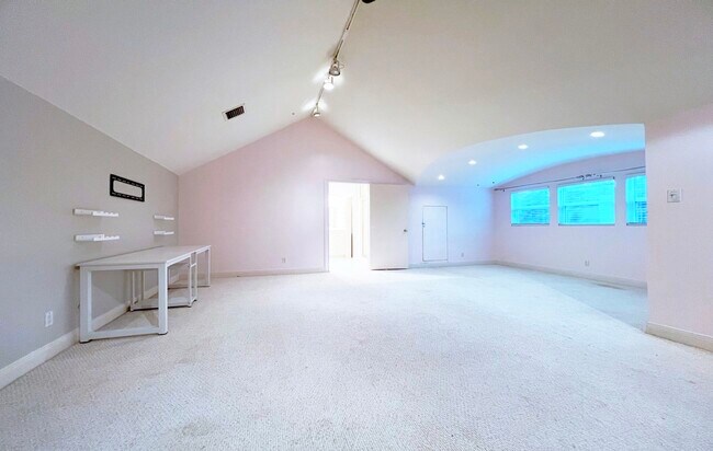 Building Photo - 19 Windermere Ln