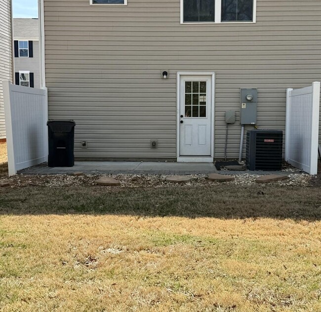 Building Photo - 828 Renee Ave