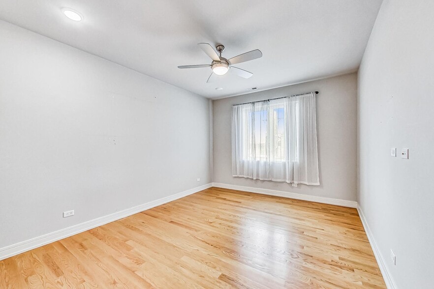 Building Photo - 1641 W Grand Ave