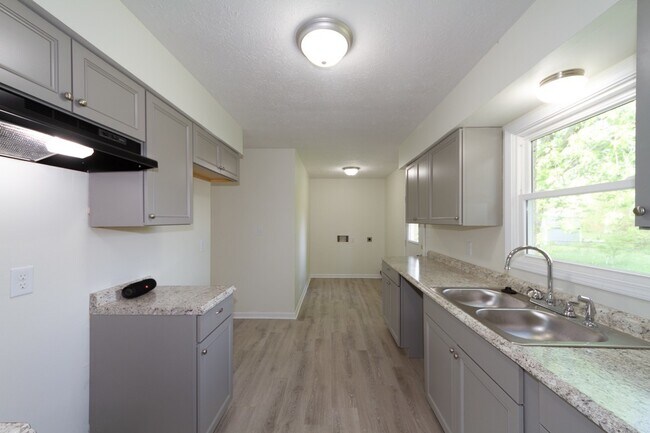 Building Photo - Updated 3 bedroom 1.5 bath home in desirab...