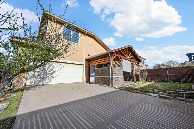 Building Photo - Mediterranean-style home-4 bedrooms