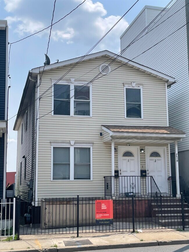 Building Photo - 734 Garfield Ave