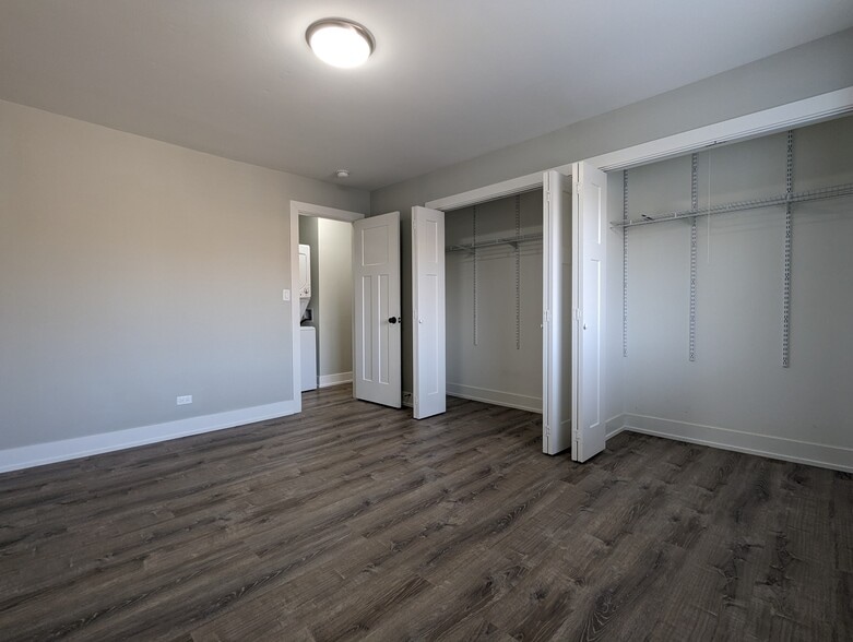 Building Photo - 530 W Surf St
