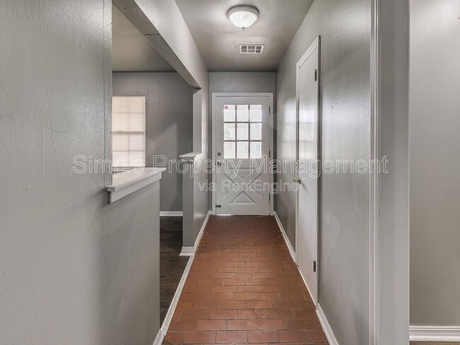 Building Photo - 136 Burton Pl