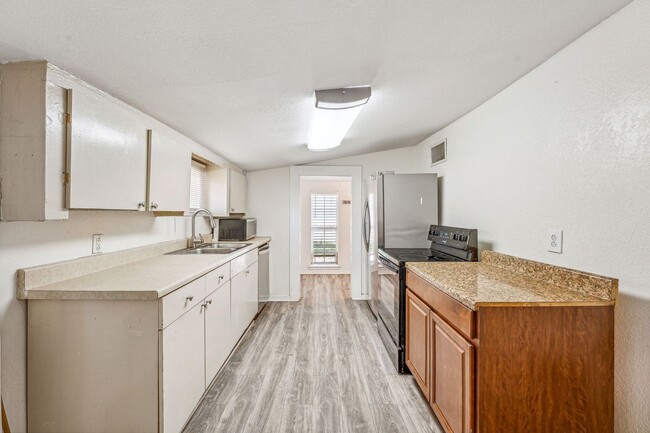 Building Photo - 562 N Race