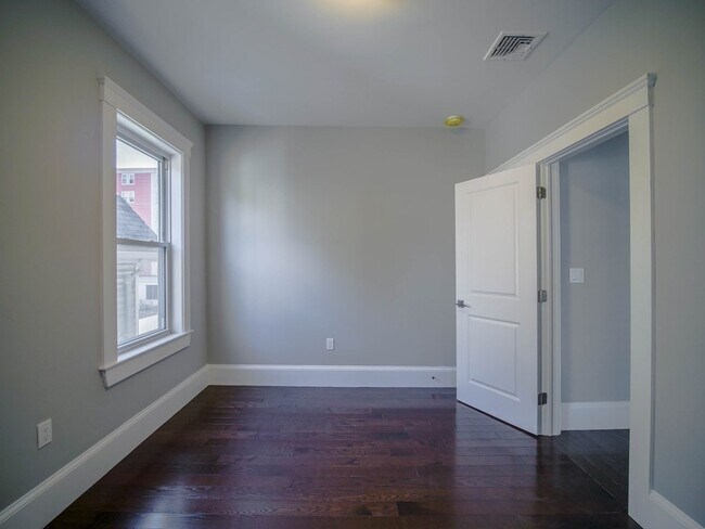 Building Photo - 183 Chelsea St