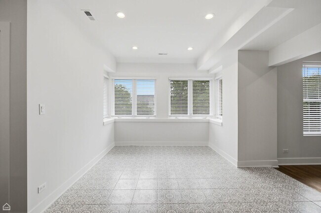 Building Photo - 6914 N Sheridan Rd