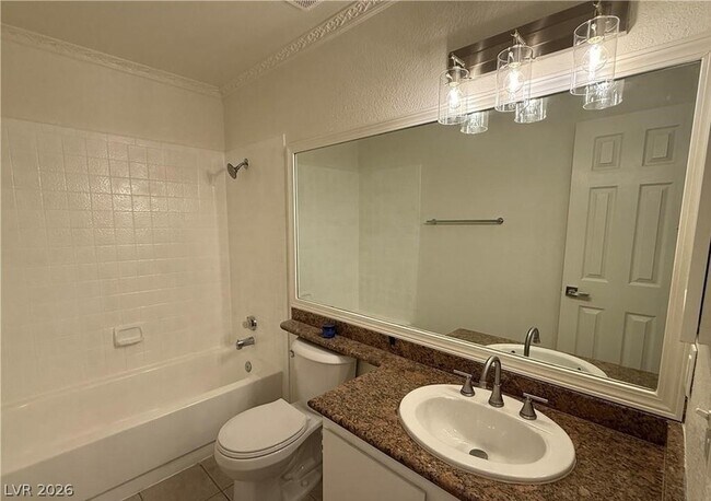 Building Photo - 460 Elm Dr