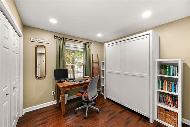 Building Photo - 404 McGill Pl NE