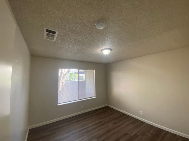 Building Photo - COZY HOME! APPLY NOW!