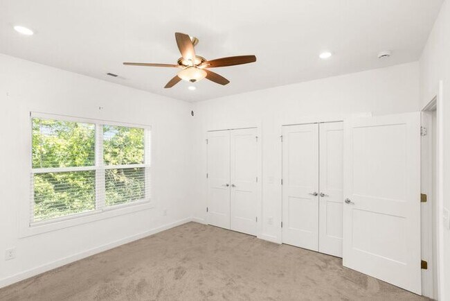 Building Photo - 3 Bed/3 Full Baths! Newer Townhome