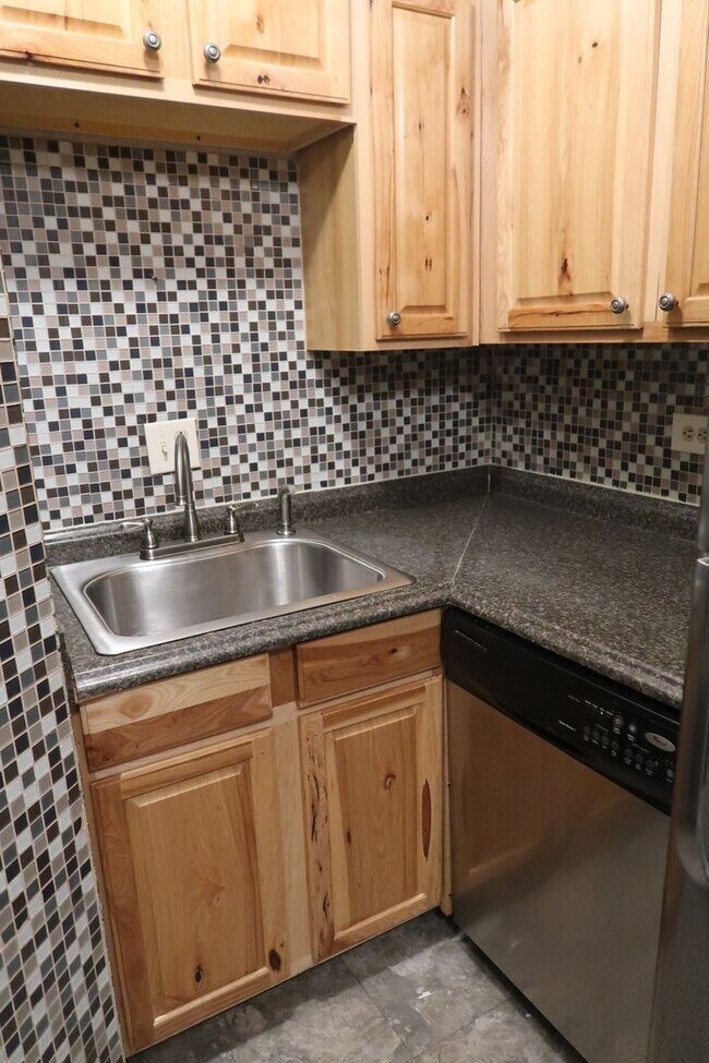 Building Photo - Lake Terrace #4. 3BD/1BA  Very spacious condo on Lake Avenue!  $2700 per month includes assigned ...