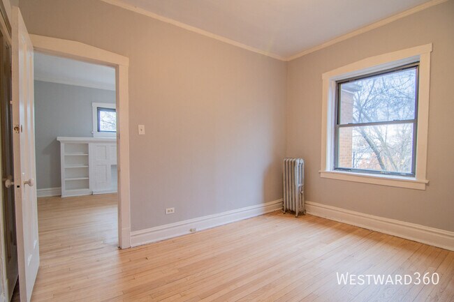Building Photo - 3823 W Wrightwood Ave