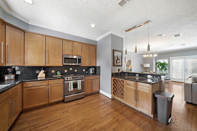 Building Photo - 909 W 21st St