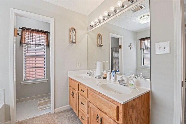 Building Photo - 539 Shelia Boulevard