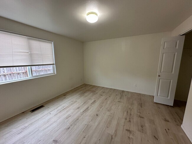 Building Photo - 3 Bed 2 Bath Home in the Lexington Area of...