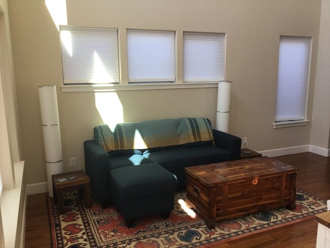 Building Photo - Custom Kenton Townhouse (Short Term)