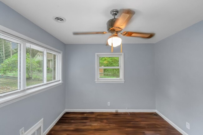 Building Photo - Your new home Awaits!