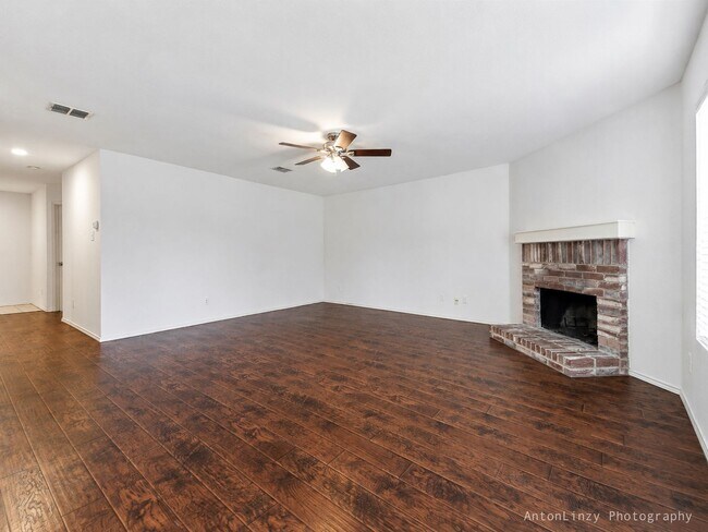 Building Photo - 2374 Somerset Dr