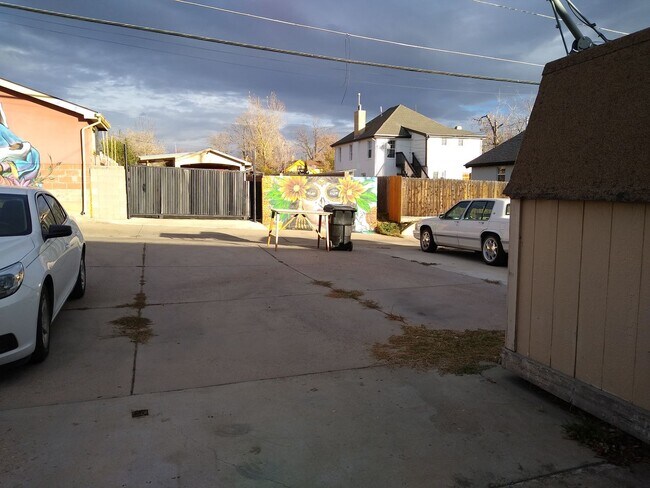 Building Photo - Mountain View 2 Bedroom 1 Bath Duplex on a Hill
