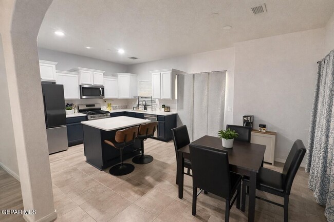 Building Photo - 5525 Jim Castaneda Dr