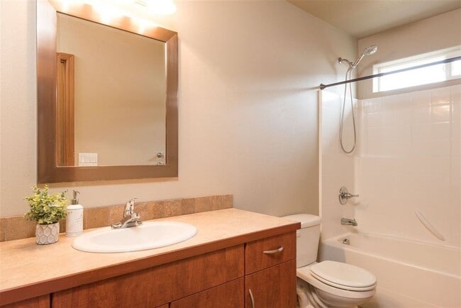 Building Photo - Charming and Bright 3 Bed, 3 Bath Home in ...