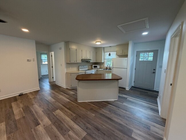 Building Photo - Newly Remodeled