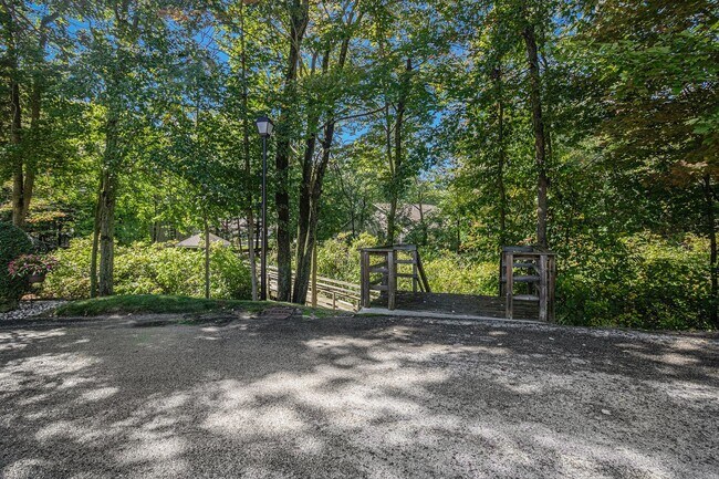 Building Photo - Like New 5 Bedroom - Close to the lake!