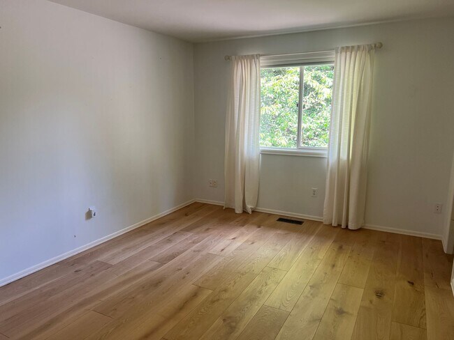 Building Photo - 4bd/2.5ba Redmond Home