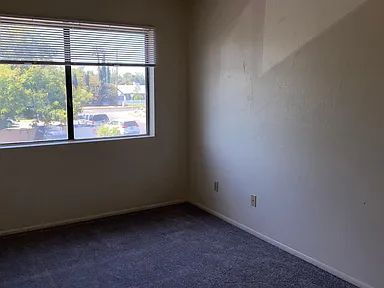 Building Photo - 2 Bed / 1.5 Bath Townhome | Fireplace | Private Yard | Walk-In Closets