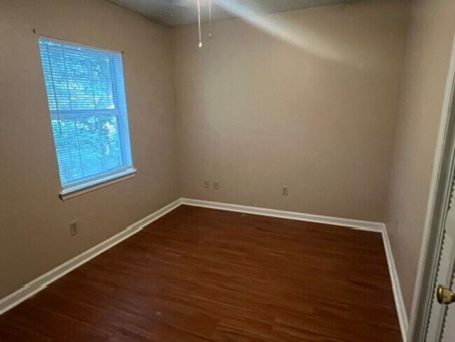 Building Photo - Two Story 3BR 2.5 Bath Available Early Sep...