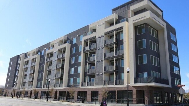 Building Photo - 47 W Fireclay Ave