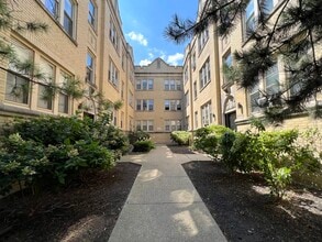 Building Photo - 2404 N Kilbourn Ave