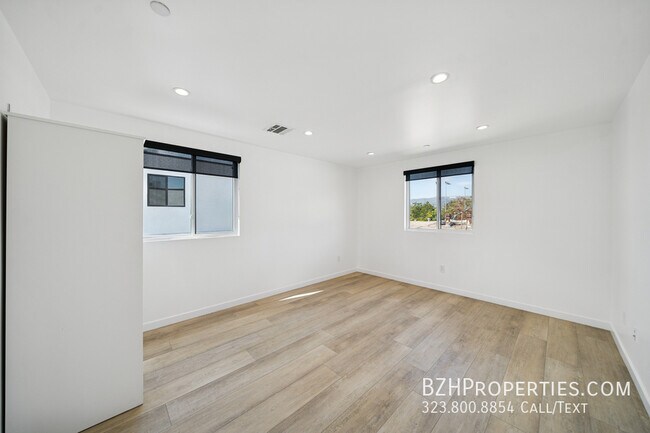 Building Photo - 837 1/2 N Harvard Blvd-837 1/2