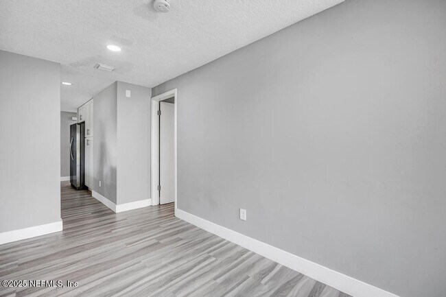 Building Photo - 1215 Bluehill Dr N