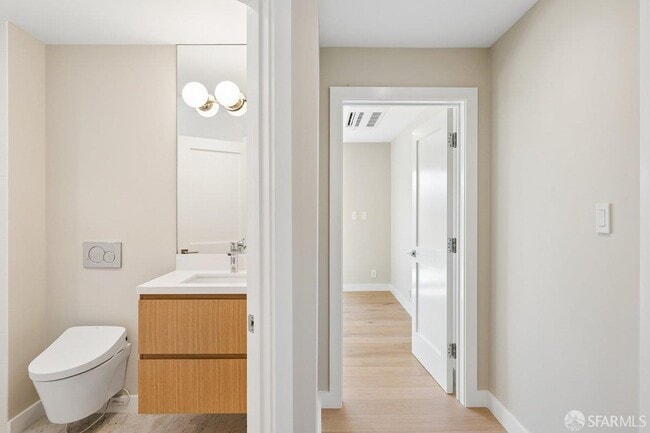 Building Photo - 1435 Lakeview Dr