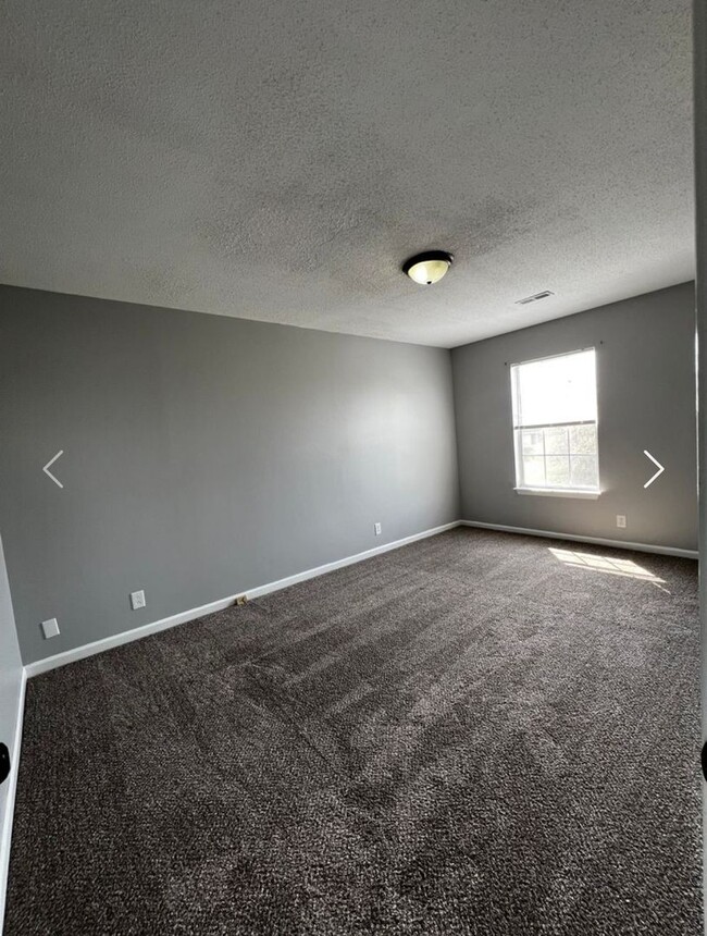 Building Photo - 3 Bedroom 2 Bathroom Home with Fenced in B...