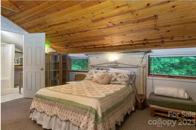 Building Photo - Woderfully Furnished Mountain Home