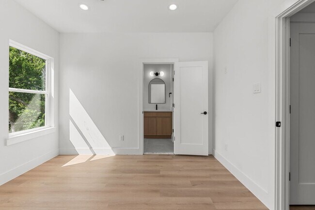 Building Photo - 3348 Sauer St