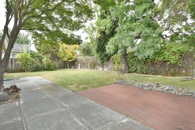Building Photo - Beautiful 3 Bedroom + Office 2.5 Bath Home...