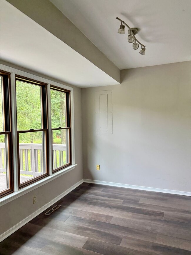 Building Photo - Adorable Recently Renovated 3 Bed 1.5 Bath...