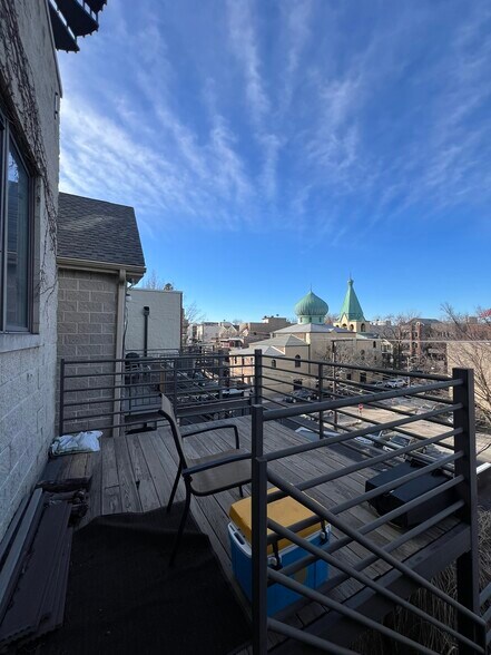 Building Photo - 906 N Hermitage Ave